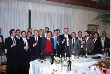 ARNALDO DE PORTI, autore del presente articolo (in mezzo, col golfino rosso, insieme con i colleghi funzionari degli anni 90 circa, a Venezia)